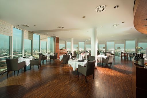 Vorschau Bild von Unter dem Motto „eine kulinarische Reise zum
Vollmond“ bietet das Restaurant „dasTURM“ ein 6-gängiges Gourmetmenü
am Montag den 07. August 2017 inklusive kommentierter Weinverkostung
mit einem österreichischen Vollmond-Winzer an.