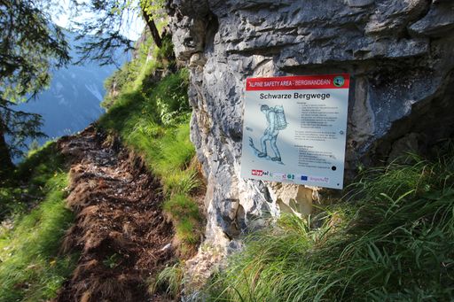  Informationstafel im neuen Alpine Safety Area (ASA)
bei Gschnitz in Tirol - mit Tipps für das Begehen von schwierigen
Wegen in den Bergen.