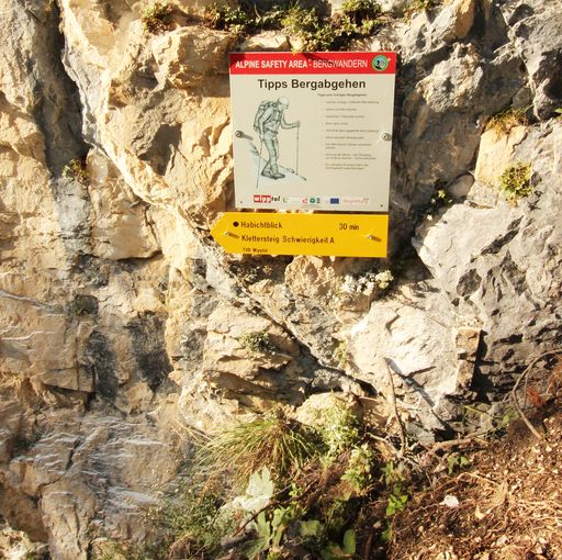Vorschau Bild von Informationstafel im neuen Alpine Safety Area (ASA)
bei Gschnitz in Tirol - mit Tipps für richtiges Gehen bzw. das
Begehen von schwierigen Wegen in den Bergen.