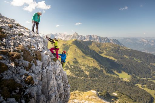 Wunderbare Klettersteig-Tour im Rätikon,
Klettersteig Gauablickhöhle, im Hintergrund: Vandanser Steinwand mit
Zimba