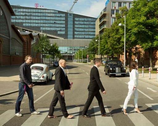  #AbbeyRoadChallenge: Die Geschäftsführung von
T-Mobile Austria – Andreas Bierwirth, CEO, Rüdiger Köster, CTO, Gero
Niemeyer, CFO, Maria Zesch, CCO (v.l.n.r.) – zollen den Beatles
Respekt.