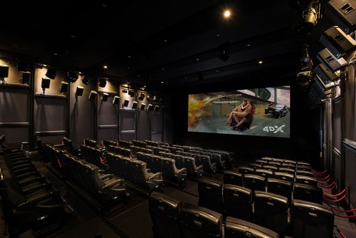 Der 4DX-Kinosaal im Hollywood Megaplex Wien Gasometer bietet 144
Sitzplätze, die mit speziellen Kinostühlen und perfekten
High-Tech-Geräten ausgestattet sind. So verfügen die 4DX-Kinostühle
über einen Servomotor, der präzise Bewegungen passend zur Handlung
auf der Leinwand nachahmt und den Besucher durch Heben, Kippen,
Neigen, Rütteln oder Vibrieren direkt in das Filmgeschehen
einbindet. Zusätzlich erlauben spezielle Umwelteinflüsse wie Wind,
Wasser, Nebel, Rauch und sogar Blitze realistische
Action-Atmosphäre. Alle Sinne werden angesprochen, wenn gewaltige
Explosionen, bedrohliche Stürme, aufkommende Nebelschwaden oder
sanfte Sommerbrisen hautnah zu spüren sind. Für ruhigere Momente
steigt der Duft von Rosen oder frischem Kaffee in die Nase des
Besuchers.