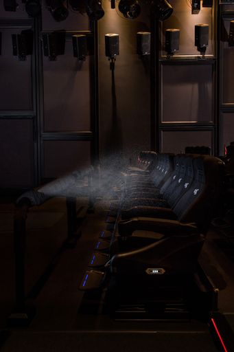 Vorschau Bild von Der 4DX-Kinosaal im Hollywood Megaplex Wien Gasometer bietet 144
Sitzplätze, die mit speziellen Kinostühlen und perfekten
High-Tech-Geräten ausgestattet sind. So verfügen die 4DX-Kinostühle
über einen Servomotor, der präzise Bewegungen passend zur Handlung
auf der Leinwand nachahmt und den Besucher durch Heben, Kippen,
Neigen, Rütteln oder Vibrieren direkt in das Filmgeschehen
einbindet. Zusätzlich erlauben spezielle Umwelteinflüsse wie Wind,
Wasser, Nebel, Rauch und sogar Blitze realistische
Action-Atmosphäre. Alle Sinne werden angesprochen, wenn gewaltige
Explosionen, bedrohliche Stürme, aufkommende Nebelschwaden oder
sanfte Sommerbrisen hautnah zu spüren sind. Für ruhigere Momente
steigt der Duft von Rosen oder frischem Kaffee in die Nase des
Besuchers.