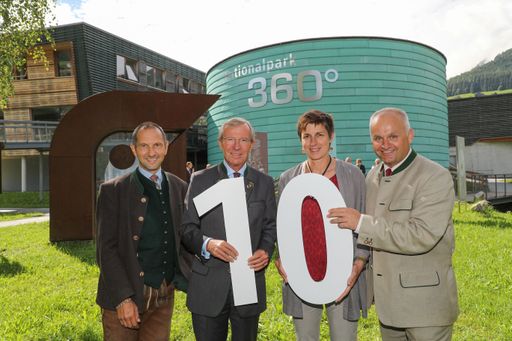  Festakt 10 Jahre Nationalparkzentrum Mittersill. Im
Bild v.l.n.r.: Nationalparkdirektor Dipl.-Ing. Wolfgang Urban,
Landeshauptmann Dr. Wilfried Haslauer,
Landeshauptmannstellvertreterin Dr.in Astrid Rössler und
Nationalparkzentrum-Geschäftsführer Mag. Christian Wörister