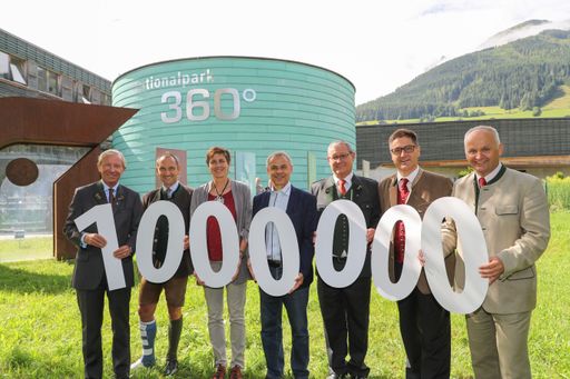 Vorschau Bild von Festakt 10 Jahre Nationalparkzentrum Mittersill. Im
Bild v.l.n.r.: Landeshauptmann Dr. Wilfried Haslauer,
Nationalparkdirektor Dipl.-Ing. Wolfgang Urban,
Landeshauptmannstellvertreterin Dr.in Astrid Rössler,
Fußball-Weltmeister Olaf Thon, Bgm. Dr. Wolfgang Viertler,
Landtagsabgeordneter Bgm. Michael Obermoser und
Nationalparkzentrum-Geschäftsführer Mag. Christian Wörister