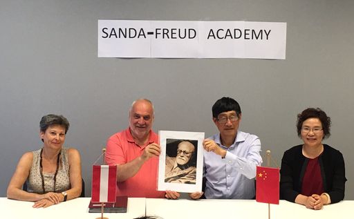 Vertragsunterzeichnung zwischen Sanda Universität und SFU