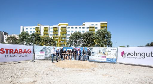 Vorschau Bild von Das wohngut-Team mit Geschäftsführer Lukas Sykora freut sich
gemeinsam mit Herbert Vanzo (STRABAG) sowie Jochen Hoog und Ulrike
Pitro (ASAP) über den Spatenstich zu "DUO 22".