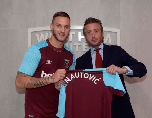 Mag. Franz Pranter mit Marko Arnautovic nach dem
Signing bei West Ham.