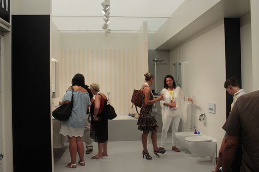 Vorschau Bild von Im klimatisierten Showroom hatten die Besucher die
Möglichkeit die neue Kermamag-Acanto-Linie in verschiedenen
Ausführungen zu begutachten.