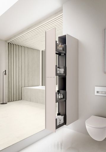 Vorschau Bild von Mit dem Hochschrank mit Apothekerauszug lassen sich
Teile des Badezimmers gestalterisch vom Rest des Badezimmers
trennen. Pflege- und Kosmetikartikel können übersichtlich angeordnet
werden und sind auf einen Blick sichtbar.