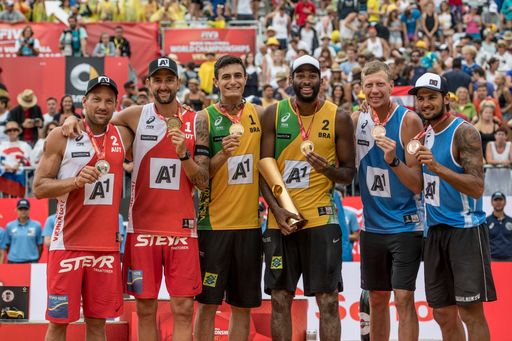 Vorschau Bild von Silver Medalists Clemens Doppler and Alexander
Horst of Austria, Gold Medalists Evandro Goncalves Oliveira Junior
and Andre Loyola Stein of Brazil, Bronze Medalists Nikita Liamin and
Viacheslav Krasilnikov of Russia at the Award Ceremony of the Beach
Volleyball World Championships in Vienna, Austria on August 5, 2017.