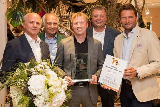 https://www.apa-fotoservice.at/galerie/9706
LIEFERANT DES JAHRES 2017: Messe "Schuh Austria" in der Brandboxx
Bergheim bei Salzburg. Im Bild v.l.n.r.: Klaus Lackner, Kurt Riemer,
Josef Renner, Christian Schindlegger, Markus Oberhamberger