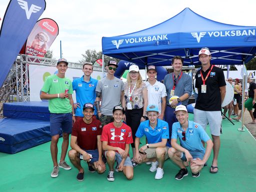  Volksbank GD Fleischmann und A1 CEO Schramböck mit dem
ÖSV-Skispringer-Team am Stand der Volksbank