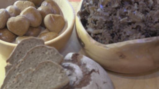 Es gibt Regionen in den Alpen, die es geschafft
haben, ihren ursprünglichen Charakter zu bewahren. Regionen, wo
Familienrezepte und lokale Schmankerl alle Foodtrends überdauern, wo
ehrliche heimische Produkte mit Herzblut erzeugt und vor Ort
veredelt werden, wo man seit Generationen dem Rhythmus der Natur
folgt. Im Süden des SalzburgerLandes findet man solch ein seltenes
Juwel – die Ferienregion Salzburger Lungau verspricht mit dem
Gütesiegel „Österreichische Genussregion“ einen Sommerurlaub, der
sprichwörtlich auf der Zunge zergeht. Zusätzlich zu den alpinen
Gipfeln können Urlauber hier im Salzburger Lungau kulinarische
Höhepunkte erklimmen: In der ursprünglichen, als Unesco
Bioshpärenpark ausgezeichneten Natur der Niederen Tauern und der
Nockberge erntet man die Früchte der Natur direkt und unmittelbar,
so wie früher.