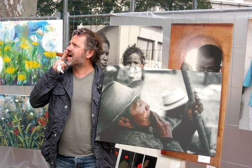 Vorschau Bild von Börseviertel StreetArt Kunst am Zaun ist kuratiert
und hebt sich von Kunstflohmärkten deutlich ab. Börseviertel
StreetArt – Kunst am Zaun ist tatsächlich die größte kuratierte Open
Air Galerie Europas wo sich Verkäufer (Im Bild Karl Hans Polzhofer,
Galerie Neue Wiener Werkstätte) und Kunstinteressierte im
öffentlichen Raum begegnen.