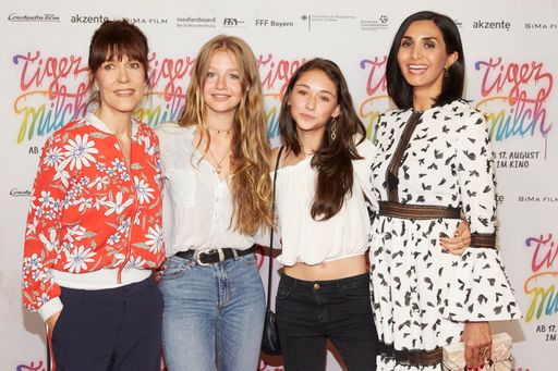 Vorschau Bild von BERLIN, GERMANY - AUGUST 15: (L-R) Director Ute
Wieland, actors Flora Li Thiemann, Emily Kusche and Narges Rashidi
attend the 'Tigermilch' premiere at Kino in der Kulturbrauerei on
August 15, 2017 in Berlin, Germany. (Photo by Sebastian Reuter/Getty
Images for Constantin) Weiterer Text über ots und
www.presseportal.de/nr/12946 / Die Verwendung dieses Bildes ist für
redaktionelle Zwecke honorarfrei. Veröffentlichung bitte unter
Quellenangabe: "obs/Constantin Film/Sebastian Reuter"