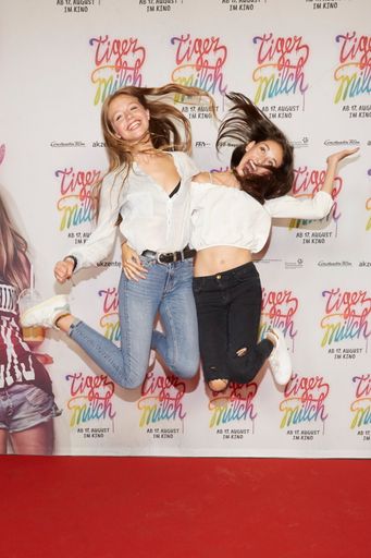 Vorschau Bild von BERLIN, GERMANY - AUGUST 15: (L-R) Actors Flora Li
Thiemann and Emily Kusch attend the 'Tigermilch' premiere at Kino in
der Kulturbrauerei on August 15, 2017 in Berlin, Germany. (Photo by
Sebastian Reuter/Getty Images for Constantin) Weiterer Text über ots
und www.presseportal.de/nr/12946 / Die Verwendung dieses Bildes ist
für redaktionelle Zwecke honorarfrei. Veröffentlichung bitte unter
Quellenangabe: "obs/Constantin Film/Sebastian Reuter"