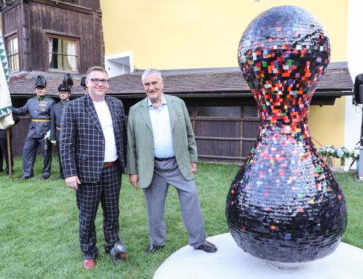 Enthüllung der Skulptur für Karel Schwarzenberg in
Murau in der Steiermark.Foto: Franz Neumayr 14.8.2017.m Bild v.l.
Karel Fürst Schwarzenberg und Künstler Stefan Glettler