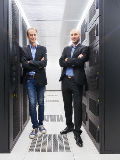 Florian Schicker, Geschäftsführer der Nessus GmbH und Alexander
Ernst, COO von Nessus sind erfreut über die gelungene Zusammenarbeit
mit der Firma EPS. „Ich wollte eine Firma, die Erfahrung mit
Datacenter hat. Im Gegensatz zu anderen Anbietern konnte EPS diese
aufweisen und brachte die nötige Expertise mit, die für den Auftrag
nötig war“, so Florian Schicker.