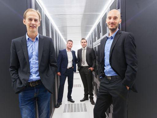 Vorschau Bild von Peter Reisinger, Vertriebsleiter von EPS sowie Jürgen Grubmüller,
technischer Leiter von EPS sind stolz auf die gemeinsame Umsetzung
des Serverraum-Projektes.
