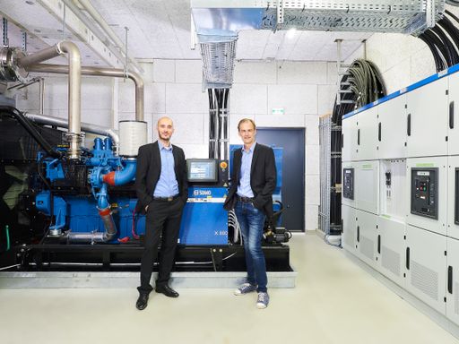 Vorschau Bild von „Man muss immer wieder betonen, dass die beiden Rechenzentren
völlig autark agieren. Auch was die Stromeinspeisung betrifft. Und
dadurch sind die Server extrem ausfallsicher“, erklärt Alexander
Ernst, COO der Nessus GmbH.