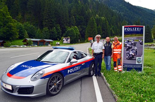 Mehr Polizeipräsenz auf der Großglockner
Hochalpenstraße – diesmal mit Porsche 911 bei der Kassenstelle der
Großglockner Hochalpenstraße in Fusch/Ferleiten.