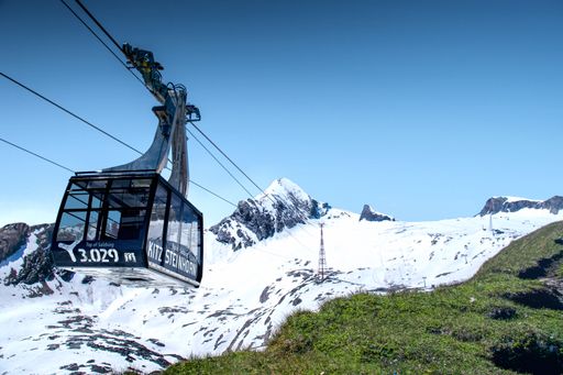 Vorschau Bild von 1965 als Österreichs erstes Gletscher- und Sommerskigebiet
eröffnet, hat sich das Kitzsteinhorn in seiner mehr als 50-jährigen
Geschichte mit einer Reihe einzigartiger Angebote zu einem
Ganzjahresberg und modernem Dienstleistungsunternehmen entwickelt.
Im Geschäftsjahr 2015/16 erzielte das Unternehmen mit rund einer
Million Gäste einen Umsatz von 38,08 Mio Euro Umsatz.