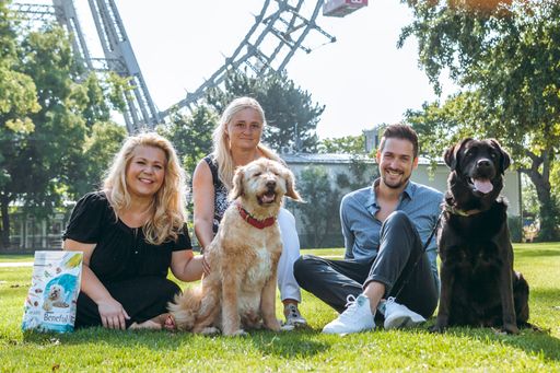 Susanne Hirschler & ihr Brutus und Andi Moravec &
seine Haily werden beim BENEFUL Tourstart von Expertin Dr. med. vet.
Margit Strohmaier über die Zahnpflege für Hunde beraten