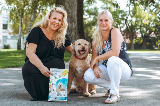 Vorschau Bild von Schauspielerin Susanna Hirschler ist begeistert
über die Beratungsmöglichkeiten der BENEFUL Tour: „Ein toller
Service sich gratis über Hundeernährung- und Zahngesundheit in
lockerer Atmosphäre beraten zu lassen. Ich habe zwar einen
kompetenten Tierarzt für meinen Brutus, aber ich finde es einfach
spannend zusätzliche Expertentipps und Meinungen zu hören und das
Bewusstsein für Pflege und Gesundheit zu stärken. Erst heute wurde
mir wieder bewusst gemacht, wie Bakterien im Hundemaul direkt in die
Lunge, Niere, Leber und Herz gelangen können.“