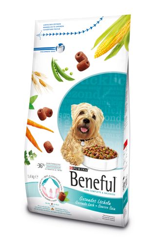 Vorschau Bild von Produktinnovation BENEFUL Gesundes Lächeln Die
erste Hundetrockennahrung speziell für die tägliche Zahnpflege von
Vierbeinern - das neue BENEFUL Gesundes Lächeln in der
Geschmacksrichtung Rind im 1,4 kg Format. Die besonders geformten
Brocken enthalten einen Mix aus natürlichen Kräutern und helfen so,
die Zähne von Hunden sauber und ihren Atem frisch zu halten. Die
komplette und aus gewogene Mahlzeit mit Vitamin D und einem
wirksamen Mineralstoff reduziert die Zahnsteinbildung und fördert so
die Zahngesundheit von Hunden. BENEFUL Gesundes Lächeln schmeckt so
lecker, dass es täglich gefüttert werden kann. Ein neuer Grund für
Hund und Halter zu lächeln.