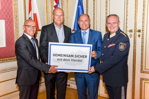  500 Mitarbeiter der REWE Group wurden bereits geschult. Ob des
großen Erfolges wird „GEMEINSAM.SICHER im Handel“ nun auf alle
Bundesländer ausgerollt. Im Bild v.l.n.r.: Karl Gietler, MBA – Stv.
Vorsitzender Konzernbetriebsrat der REWE International AG; Frank
Hensel - Vorstandsvorsitzender REWE International AG; Innenminister
Wolfgang Sobotka; General Karl Mahrer, BA -
Landespolizeivizepräsident Wien