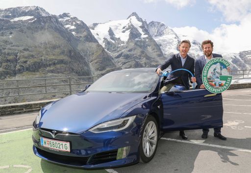 Eröffnung der einer TESLA Stromtankstelle auf der
Kaiser Franz Josef Höhe am Großglockner (v.l.n.r.) Johannes Hörl
(Vorstand Großglockner Hochalpenstraßen AG) und Daniel Hammerl
(Direktor Tesla Österreich)