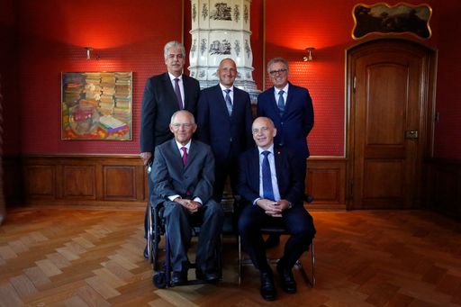 hinten v.l.n.r: Schelling, Hasler, Gramegna; vorne
sitzend v.l.n.r: Schäuble, Maurer