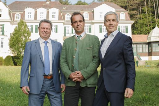 Vor der Baumit Firmenzentrale in Wopfing: Alfred
Gsandtner (Direktor Baumit International), Robert Schmid
(Geschäftsführer Baumit Beteiligungen GmbH) und Georg Bursik
(Geschäftsführer Wopfinger Baustoffindustrie) freuen sich über den
erfolgreichen Abschluss.