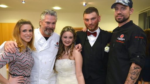 Eine ganz spezielle Mission wartet auf die
Kochprofis Andi Schweiger (re.) und Frank Oehler (2ter li.): Sie
sollen innerhalb von nur drei Tagen eine komplette Hochzeit für das
junge Brautpaar (mi.) Angelia und TJ auf die Beine stellen. Zur
Seite steht ihnen dabei Hochzeitsplanerin Nadja Dotzauer (li.). ©
RTL II - Recht zum Abdruck/Darstellung zeitlich/sachlich beschränkt
auf die Bewerbung der Sendung