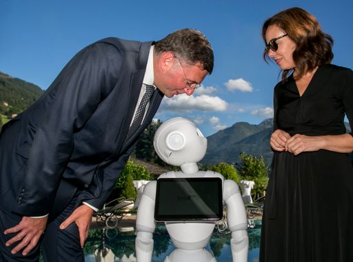 https://www.apa-fotoservice.at/galerie/9783 August
23: Bundesminister für Verkehr, Innovation und Technologie Joerg
Leichtfried und die Präsidentin des Österreichischen Patentamts
Mariana Karepova mit Roboter 'Pepper' beim 'Patente Cocktail' des
Österreichischen Patentamts während des europäischen Forum Alpbach
am 23. August 2017 in Alpbach/Tirol.