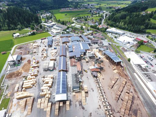  Auf der rund 15.000 m2 großen Dachfläche des
Sägewerks Hasslacher im sonnigen Hermagor/Kärnten errichtete die GW
Energie mit ca. 1,6 MW Jahresleistung eine der größten
Aufdach-Anlagen in Österreich.