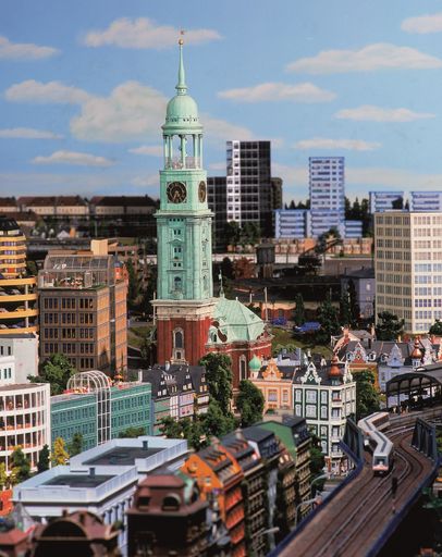 Das Miniatur Wunderland Hamburg ist weiterhin die
beliebteste Sehenswürdigkeit Deutschlands: Internationale
Deutschlandbesucher haben die größte Modelleisenbahn der Welt zum
zweiten Mal hintereinander zur beliebtesten Sehenswürdigkeit des
Landes gewählt. Weiterer Text über ots und
www.presseportal.de/nr/75051 / Die Verwendung dieses Bildes ist für
redaktionelle Zwecke honorarfrei. Veröffentlichung bitte unter
Quellenangabe: "obs/Hamburg Marketing GmbH/Copyright Miniatur
Wunderland"