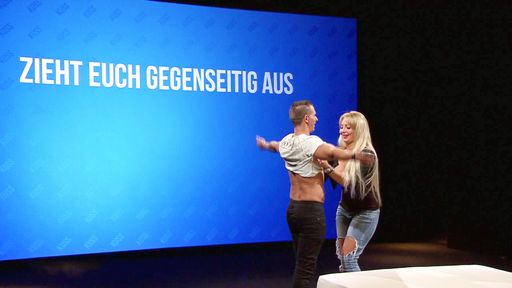 Der große Bildschirm gibt den Datepartener Ilona
und Gunther vor was sie zu tun haben. Erster Auftrag: "Zieht euch
gegenseitig aus!" Werden sich die beiden wiedersehen? "UNdressed -
Das Date im Bett" ab 2. Oktober 2017, um 22:15 Uhr bei RTL II. © RTL
II - Recht zum Abdruck/Darstellung zeitlich/sachlich beschränkt auf
die Bewerbung der Sendung. Weiterer Text über ots und
www.presseportal.de/nr/6605
