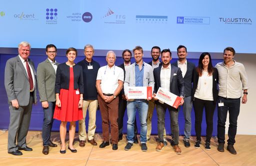 Gruppenfoto mit den TeilnehmerInnen des
diesjährigen Falling Walls Lab Austria und den Moderatoren Wolfgang
Knoll, Jürgen Mlynek und Hermann Hauser.