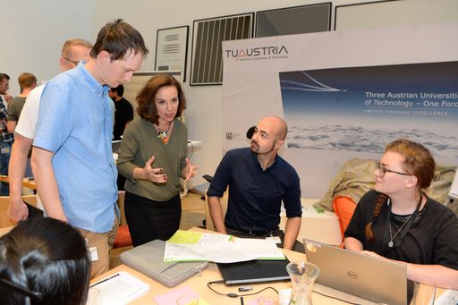 https://www.apa-fotoservice.at/galerie/9792 Im Bild
v.l.n.r.: Christoph Kerschner (Projektmitarbeit für Energie
Steiermark), Mariana Karepova (Patentamtspräsidentin), Alexander
Porsch (Projektmitarbeit für Energie Steiermark), Angelika
Hinterbrandner (Projektmitarbeit für Energie Steiermark)