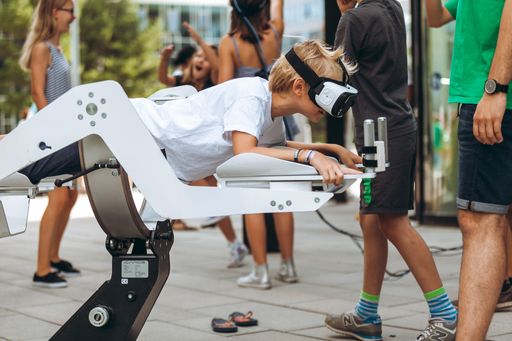 Vorschau Bild von In acht Stationen absolvierten die kleinen
ForscherInnen ihre Ausbildung zum Recycling-Profi. Dabei wurden
virtuelle Welten erkundet, Wasserkreisläufe beobachtet und aus alten
Elektronikteilen Schätze wie Anhänger, Armbänder und völlig neue
Erfindungen hergestellt.