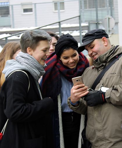 Schüler*innen des Rainergymnasiums erleben hautnah
die Geschichten rund um das Thema Obdachlosigkeit von SUPERTRAMPS
Guide Robert.