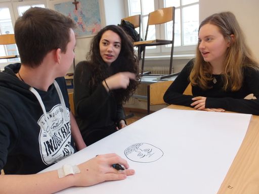 Vorschau Bild von Schüler*innen des Rainergymansiums beim
interaktiven Workshop über Obdach- und Wohnungslosigkeit.