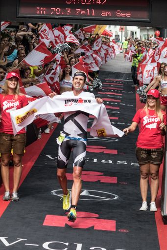 Vorschau Bild von Boris Stein beim Zieleinlauf in Zell am See umringt
von jubelnden Zuschauern