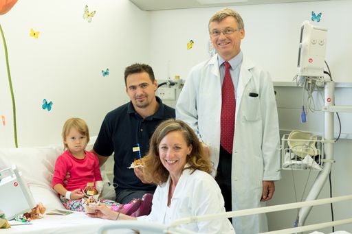  Der Ärztliche Direktor, Prof. Dr. Wolfgang Holter
und die Pflegedirektorin Barbara Hahn, BSc verteilen
Geburtstagsmuffins