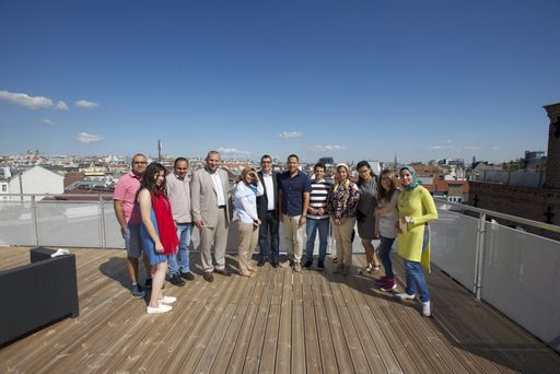 "Skills Center Arab World"-Leiter Dr. Mohamed-Ali
Ibrahim und The Skills Group Geschäftsführer Jürgen H. Gangoly mit
den teilnehmenden ägyptischen Journalistinnen der "Journalismus und
Demokratie Study Tour"