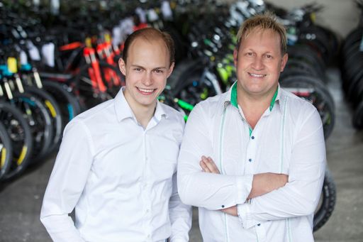 Philipp Zimmermann und Richard Hirschhuber sind stolz auf die
Nominierung ihres Verleihkonzeptes »Leere Zimmer gegen E-Bike« für
die Hotellerie für den Tiroler Innovationspreis 2017 in der
Kategorie Dienstleistungsinnovation.