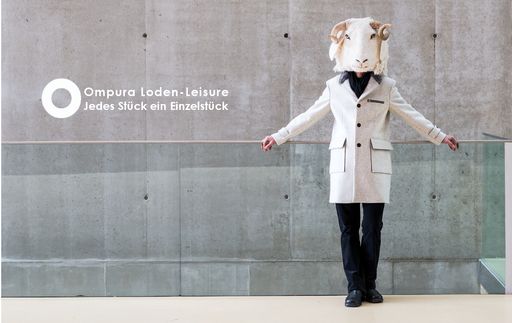 Vorschau Bild von Die Kollektion Loden-Leisure besticht durch
sportlich elegantes Design. Schlichte Formen unterstreichen die
einzigartige Strukturoptik des Schladminger Lodens. Klare Linen
treten in Symbiose mit besonderen Akzenten, wie interessantem
Materialmix oder Kragen aus echtem Lammfell.