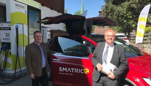 Vizekanzler BM Wolfgang Brandstetter und SMATRICS
Geschäftsführer Michael-Viktor Fischer bei der Ladestation in
Alpbach